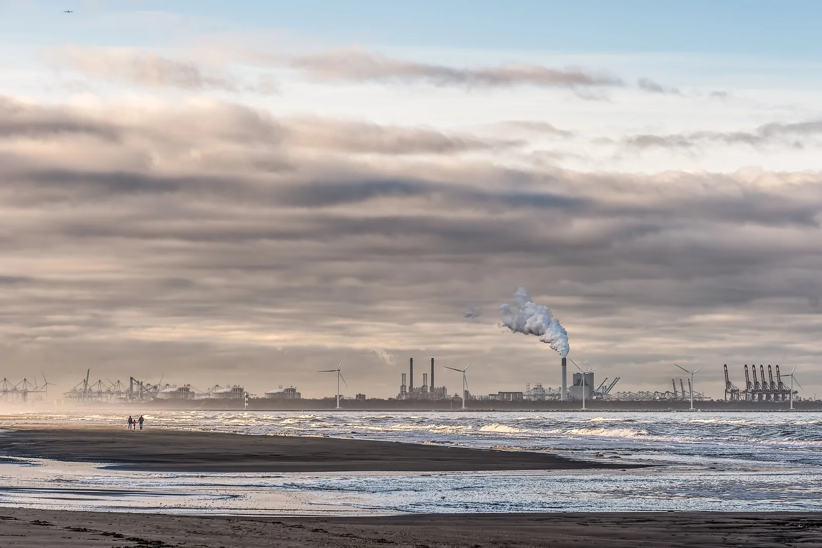 Imagen ilustrativa de instalaciones de generación de energía junto a la costa