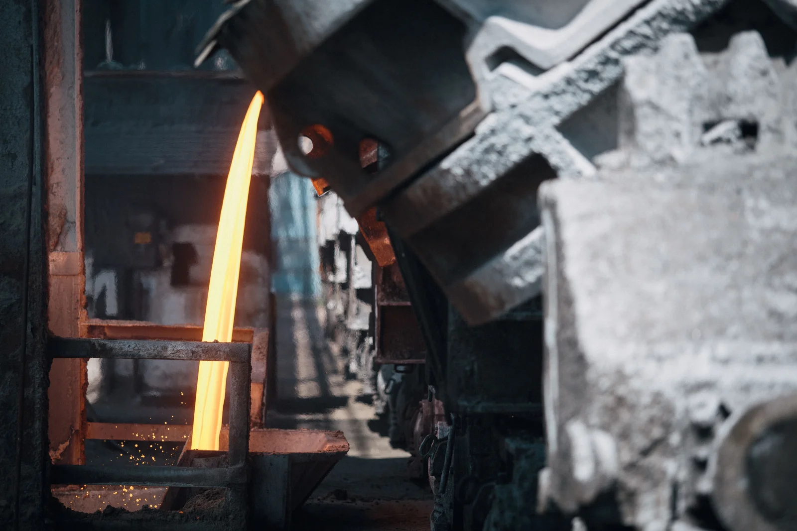 Imagen ilustrativa de metal fundido en una instalación siderúrgica