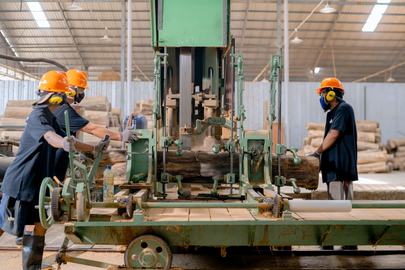 Imagen ilustrativa de procesamiento industrial de madera