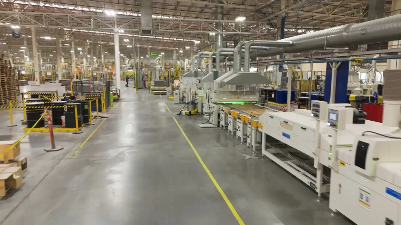 Vista general de una línea de producción industrial